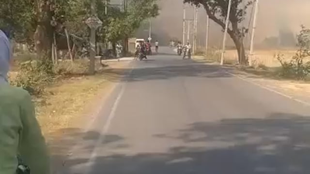 तेज हवाओं के साथ भड़की आग देखते ही देखते एक चिंगारी ने भयानक रूप ले लिया अंबेडकर नगर के हंसर थाना क्षेत्र का मामला।