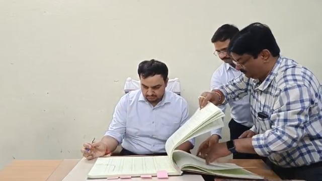 गाजीपुर के नए जिलाधिकारी अनुपम शुक्ला ने किया पद भार ग्रहण