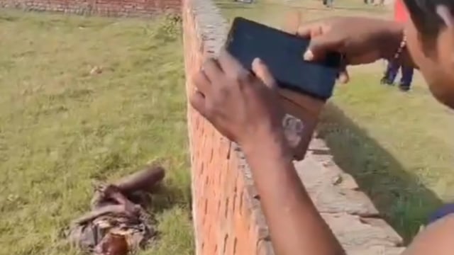बाउंड्री के अंदर अधजला शव मिलने से मचा हड़कंप,हत्या की आशंका पुलिस जांच में जुटी