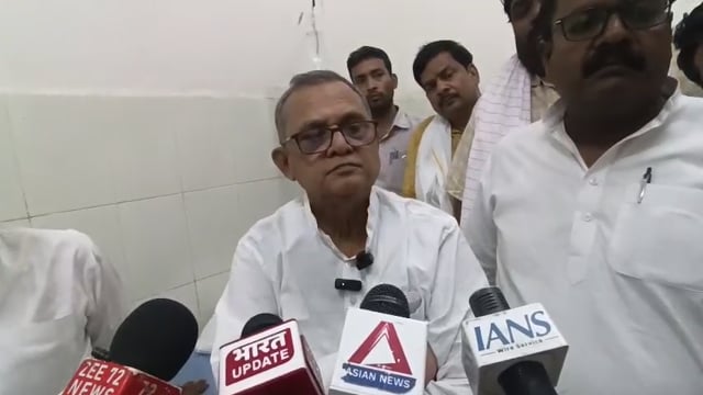 करंडा बवाल पर भड़के बलिया सांसद सनातन पांडेय, बोले– “एसपी के कंधे से अशोक चक्र हटा दीजिए, तब समझ आएगी हैसियत”