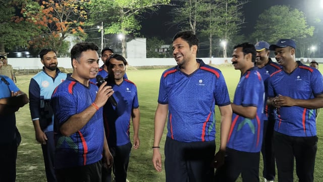 पुलिस अधीक्षक ने डीएम अविनाश कुमार को मैत्री मैच खिला कर दी विदाई 