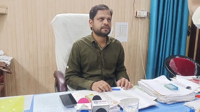 विद्युत विभाग स्मार्ट मीटर के बारे में मीडिया से वार्ता करते