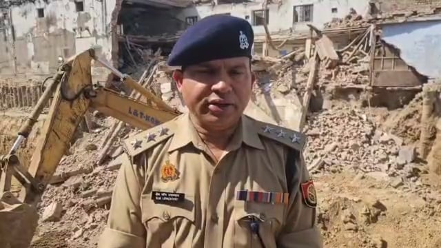 थाना छत्ता क्षेत्र के अंतर्गत केनरा बैंक की बिल्डिंग भरभराक अचानक गिरी जनहित की कोई भी खबर नहीं एसीपी छत्ता द्वारादी गई 