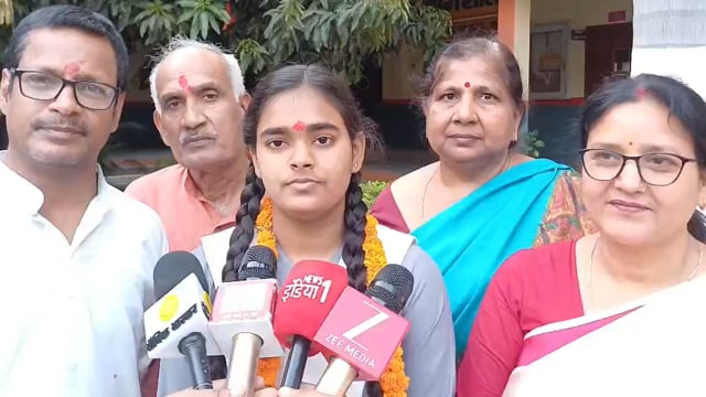 सिद्धार्थनगर की बेटियों का जलवा: श्रद्धा पांडे प्रदेश में 6वीं, आस्था ओझा 7वीं रैंक पर