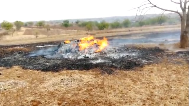 जळकोट तालुक्यातील शिवाजी नगर तांडा येथे शेतकऱ्यांचा ३ हजार कडबा जळून खाक,शेतकऱ्यांकडे १८ जनावरे