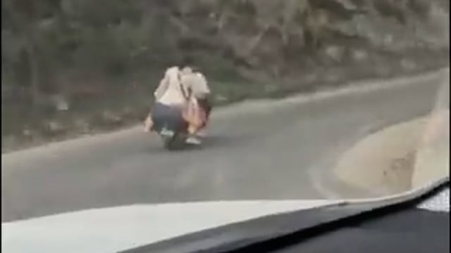 ➡️.....उत्तराखंड में केदारनाथ मंदिर यात्रा मार्ग पर सहारनपुर नंबर के एक स्कूटर पर पांच लोग सवार होकर जाते दिखाई दिए
खतरनाक पहाड़ी रास्ते पर इस तरह ओवरलोड होकर यात्रा करना हादसे को न्योता देने जैसा है
स्थानीय लोगों ने पुलिस प्रशासन से ऐसे यात्रियों को रोककर सुरक्षित यात्रा के लिए जागरूक करने की मांग की है