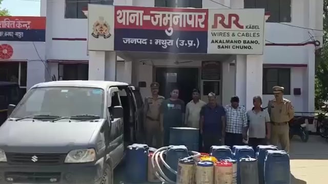 ➡️......UP: मथुरा के ब्रजवासी ढाबा पर नकली पेट्रोल बनाकर बेचा जा रहा है। पुलिस ने 1 ईको कार, 4 टैंकर, 300 लीटर अपमिश्रित पेट्रोल व तेल निकालने के उपकरण के साथ भूरा सिंह, राजेंद्र, ओमपाल, अंसार, प्रमोद को पकड़ा है।
ये लोग टैंकरों से  एथेनॉल और पेट्रोल  निकालकर अपमिश्रित करके बेचने का धंधा करते थे.