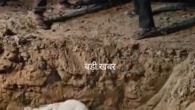 ➡️बड़ी खबर⬅️
*आगरा में 1270 किलो मिलावटी खोया नष्ट, शादियों में परोसी जानी थी खोवा की मिठाई*
आगरा खाद्य विभाग ने शादियों में सप्लाई के लिए राजस्थान से लाया गया 1270 किलो मिलावटी खोया पकड़ा। बदबू और भिनभिनाती मक्खियों के बीच यह खेप उत्तर प्रदेश के वैवाहिक कार्यक्रमों में खपनी थी। विभाग ने स्वास्थ्य जोखिम को देखते हुए इसे तुरंत नष्ट करवा दिया।