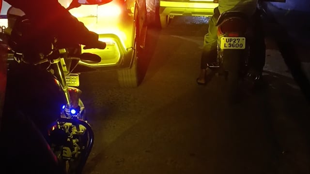 अपनी मनमानी करते बीचो बीच में गाड़ी लगा दी जिससे दोनों साइड में जाम लग गया