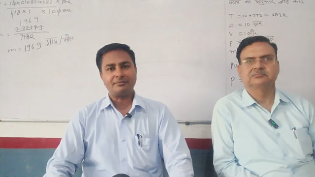शाहजहांपुर संजय सरस्वती स्कूल के प्रधानाचार्य बच्चों के बारे में जानकारी देते हुए