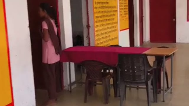 लापरवाह शिक्षकों से अंधकारमय हो रहा नौनिहालों का भविष्य, यूपीएस सरखना पूरब में दस बजे तक भी नहीं पहुंचे शिक्षक