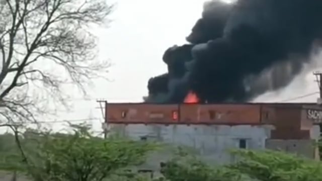 आगरा ब्रेकिंग=हाईवे किनारे कोल्ड स्टोर में भीषण आग एत्मादपुर क्षेत्र में मधुर कोल्ड स्टोर में भीषण आग लगी राहत कार्य जार