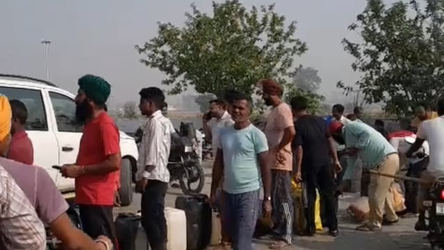 पेट्रोल न मिलने के कारण स्कूल जाने वाले छात्र, नौकरी-पेशा लोग और किसान काफी परेशान हैं।