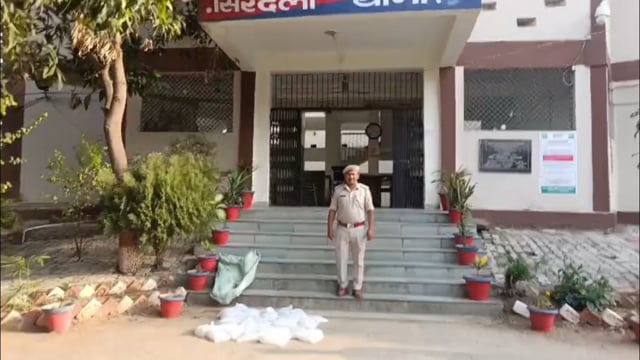 गुप्त सूचना पर छापेमारी 120 लीटर महुआ शराब बरामद