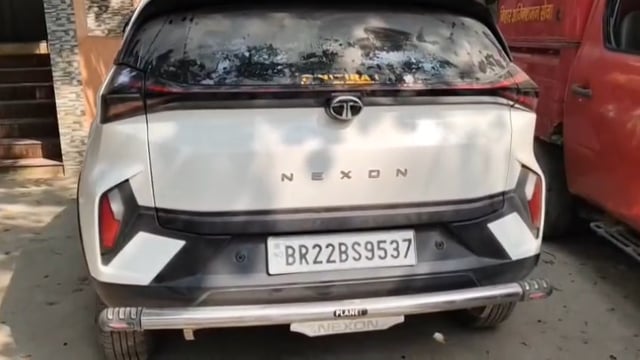 लग्जरी कार में लदे 190,44 लीटर अंग्रेजी शराब बरामद, पुलिस को चकमा देकर कारोबारी फरार।