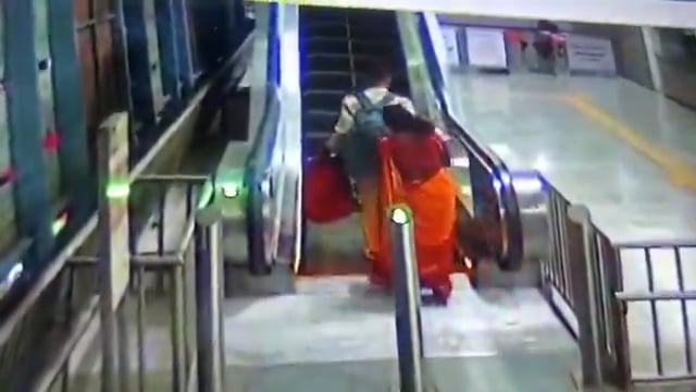 ➡️.....जयपुर के सिंधी कैम्प मेट्रो स्टेशन पर बड़ा हादसा टला
एस्केलेटर पर चढ़ते समय महिला का संतुलन बिगड़ा, गोद में बच्चा भी था
महिला और बच्चा गिरने की स्थिति में आ गए, मौके पर अफ़रा तफ़री मच गई
तभी वहीं तैनात एक ASI ने फुर्ती और सूझबूझ दिखाई और दौड़कर दोनों को गिरने से पहले ही संभाल लिया