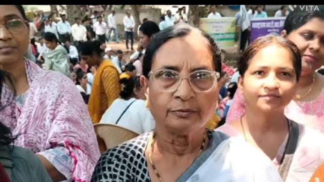 मुंबई में बातचीत फेल होणे पर सरकारी कर्मचारी और टीचरोंने हडताल तेज करणे का फैसला लीया।