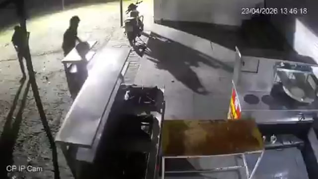 ➡️.....बाराबंकी- मामूली विवाद के बाद कुछ युवकों द्वारा मिठाई की दुकान में आगजनी का मामला सामने आया है, गोलगप्पे खाने के बाद एक्स्ट्रा पपड़ी मांगने को लेकर दुकानदार से कहासुनी हुई थी, जिसके बाद आरोपियों ने रात में दुकान के बाहर रखे स्टील काउंटर पर पेट्रोल छिड़ककर आग लगा दी, पूरी घटना सीसीटीवी में कैद हो गई है