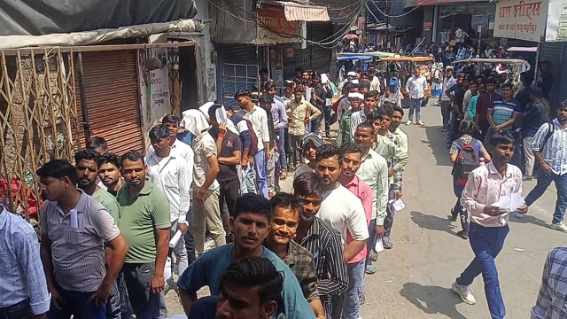 द्वितीय पाली में शाहजहांपुर और महिला डिग्री कॉलेज होमगार्ड की परीक्षाएं देने आए विद्यार्थी