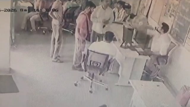 पलिया में पेट्रोल को लेकर बवाल, मैनेजर व कर्मचारियों से मारपीट, सीसीटीवी में कैद घटना