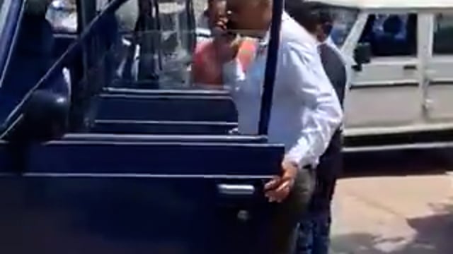 ➡️.....यूपी - मेरठ पुलिस का सब इंस्पेक्टर क्षेत्रपाल सिंह ₹10 हजार की रिश्वत लेते गिरफ्तार हुआ है. दरोगा ने NDPS के केस में आरोपी की कुर्की टालने के लिए रिश्वत ली थी. 

जिस थाने में तैनात थे उसी में गिरफ्तार हो गए.