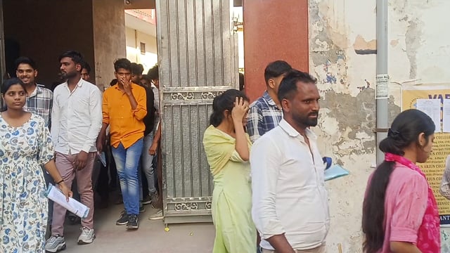 आर्य महिला इंटर कॉलेज शाहजहांपुर द्वितीय पाली का पेपर 5:00 बजे छूटा बच्चों ने बताया पेपर बहुत बढ़िया हुआ