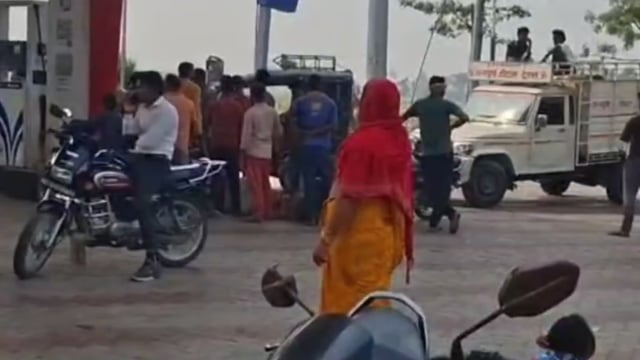 तेल संकट से ठप रफ्तार, बगहा में कतारों के बीच ब्लैक मार्केटिंग का खेल