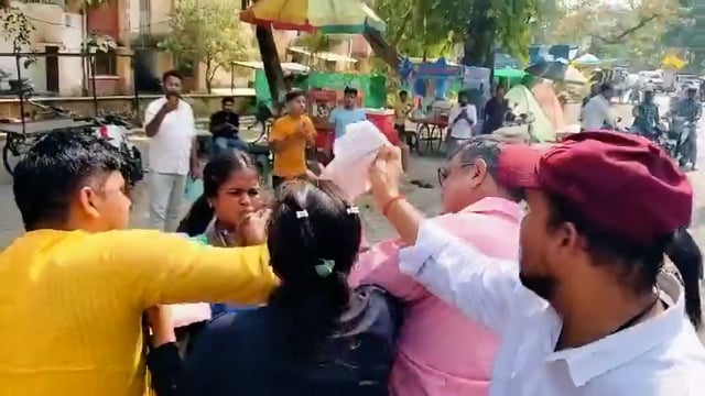 जिला बहराइच में अखिलेश–राहुल का पुतला फूंकने के दौरान BJP विधायक अनुपमा जायसवाल का चेहरा झुलसा