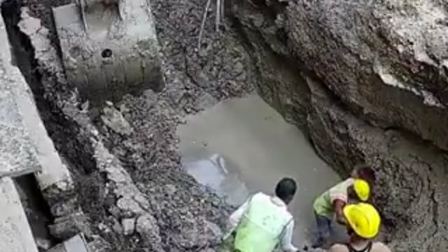 भयानक वीडियो है ⚠️
यूपी के अलीगढ़ में पाइप लाइन का काम चल रहा था
एक मजदूर गड्ढे में उतरा
तभी मिट्टी का बड़ा हिस्सा मजदूर पर गिर गया, मजदूर की मौत हो गई