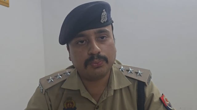 ➡️......कोतवाली देहात पुलिस की बड़ी कार्रवाई: युवती को आत्महत्या के लिए मजबूर करने वाला दूर का रिश्तेदार गिरफ्तार* घटना के अनावरण के सम्बन्ध में क्षेत्राधिकारी लम्भुआ श्री रितिक कपूर की बाइटः-   Sultanpur