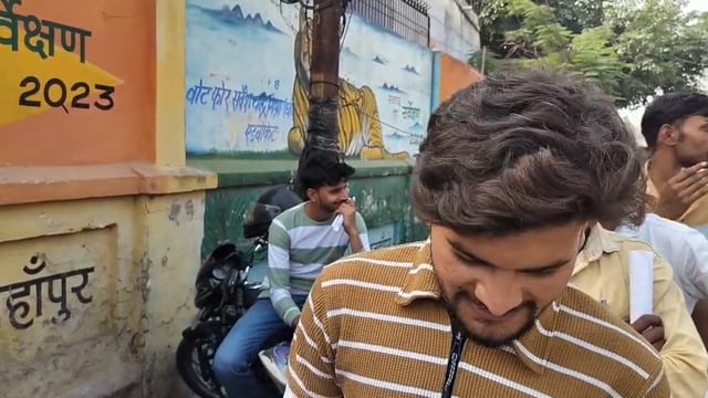 कड़ी सुरक्षा के बीच होमगार्ड परीक्षा, लंबी कतारों में जूझते दिखे अभ्यर्थी बोले 1 घंटे में 6 कदम भयंकर धूप