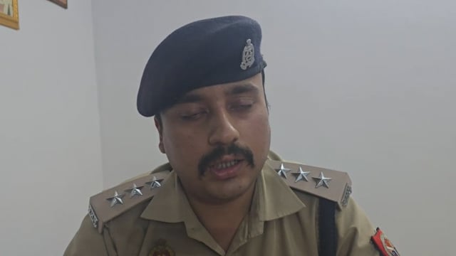 ➡️.....कोतवाली देहात पुलिस की बड़ी कार्रवाई: युवती को आत्महत्या के लिए मजबूर करने वाला दूर का रिश्तेदार गिरफ्तार* घटना के अनावरण के सम्बन्ध में क्षेत्राधिकारी लम्भुआ श्री रितिक कपूर की बाइटः-