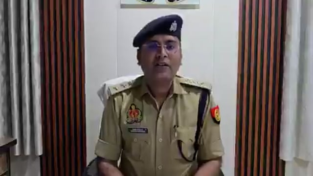 ➡️.....बुलंदशहर: आशीष और कशिश का लंबे समय से प्रेम प्रसंग चल रहा था
आशीष ने आज प्रेमिका कशिश को फोन पर अन्य लड़की से सगाई की सूचना दी
सूचना के बाद कशिश प्रेमी के घर पहुंची
वहां दोनों में खूब तकरार हुई। आशीष और उसके भाई ने कशिश पर ज्वलनशील पदार्थ डाल दिया
युवती का इलाज दिल्ली में जारी है, हालत बेहद नाजुक है