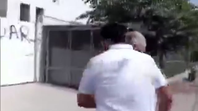 ➡️.....आम आदमी पार्टी के कार्यकर्ताओं ने राज्यसभा सांसद हरभजन सिंह के आवास के बाहर गद्दार लिखा।