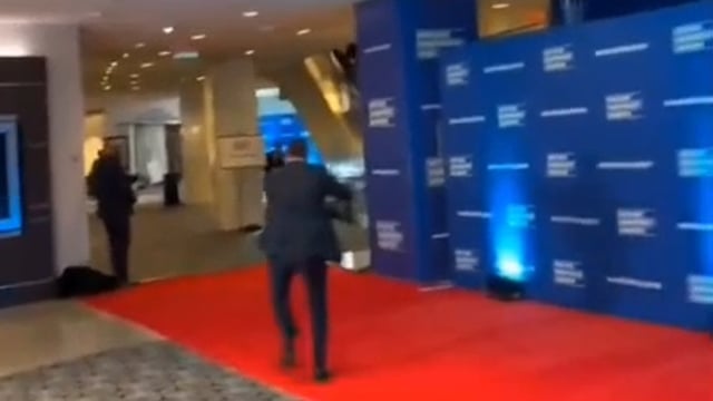 ➡️......व्हाइट हाउस डिनर में फायरिंग के बाद सुरक्षा कर्मियों के एक्शन का एक और वीडियो ...
ऐसा लग रहा है जैसे किसी फिल्म की शूटिंग चल रही।