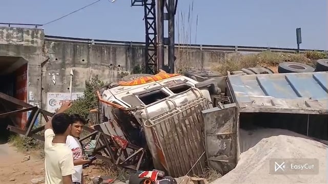 दिल्ली देहरादून NH58 पर गाँव फूलत के समीप हाईवे से नीचे गिरा ट्रक