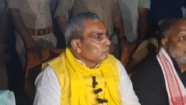 मुख्यमंत्री के निर्देश पर पीड़ित परिवार को राहत चेक ,आवास और जमीन दिया गया