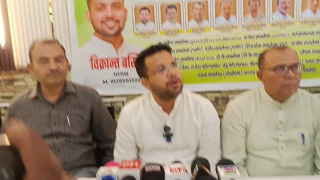 महाकाली होटल में प्रेस वार्ता की शाहजहांपुर