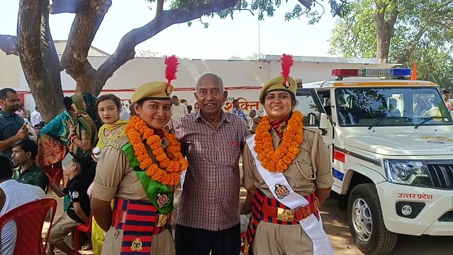 दोनों बहने बनी पुलिस पिता का नाम रोशन किया