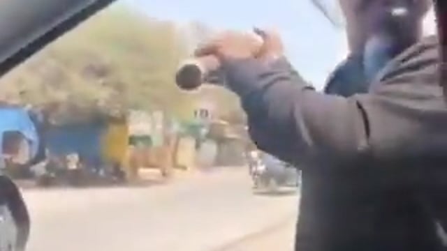 ➡️.....इंदौर में सरेआम गुंडागर्दी
एरोड्रम इलाके में बांगड़दा रोड पर कार में बैठे दंपती और उनकी 2 साल की बच्ची को डंडे से डराया गया, 
मामूली टक्कर का बहाना बनाकर वसूली की कोशिश की गई... 
कार में बैठी महिला हाथ जोड़ती रही, बच्चे रोते रहे ... आरोपी धमकाता रहा