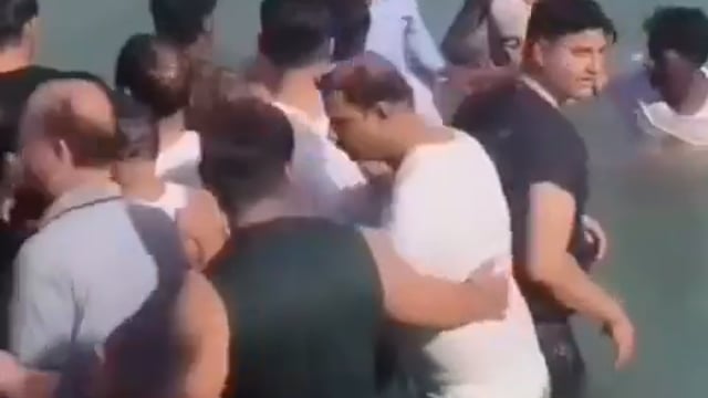 उत्तराखंड-

हरकी पैड़ी पर स्नान कर रही महिलाओं से अभद्रता के आरोप में एक युवक को गंगा सभा के सिक्योरिटी गार्ड्स ने जमकर खातिरदारी की।