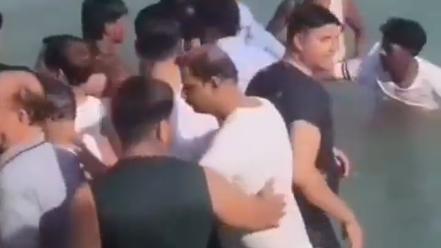 हरिद्वार जनपद मे हरकी पैड़ी पर स्नान कर रही महिलाओं से अभद्रता के आरोप में एक युवक को गंगा सभा के सिक्योरिटी गार्ड्स ने जमकर पीटा