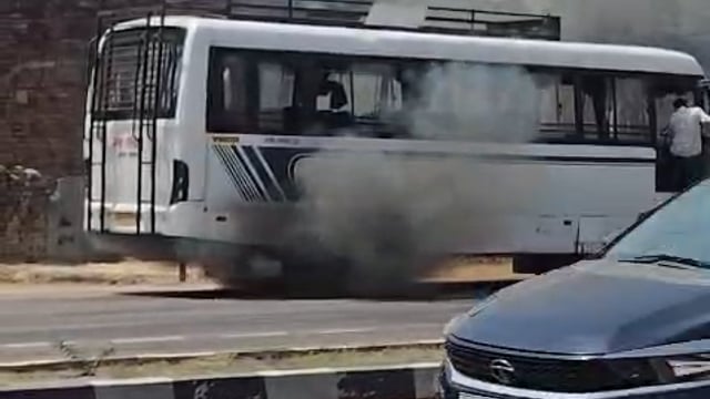 ➡️.....कुमारगंज में चलती बस में शॉर्ट सर्किट से लगी आग, यात्रियों में मची अफरा-तफरी | ड्राइवर की सूझबूझ से टला बड़ा हादसा