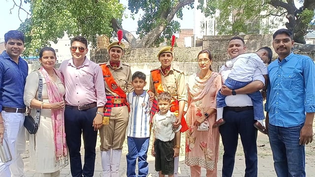 दोनों सगी बहनें बनी पूरा परिवार पुलिस में है