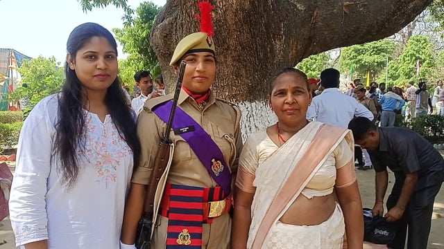 बेटी की खुशी में मां के निकले आंसू पुलिस लाइन