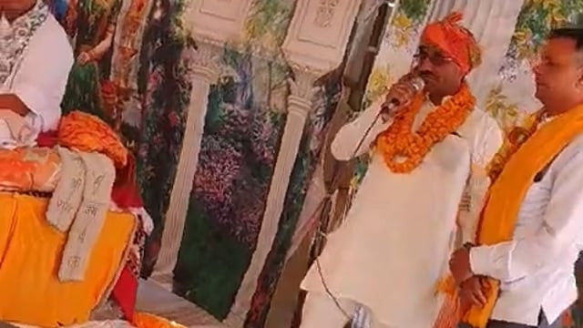 गोवर्धन तहसील के गांव खामनी में श्रीमद भागवत कथा में पहुंचकर सपा नेता गोल्डी भैया ने की सहभागिता 