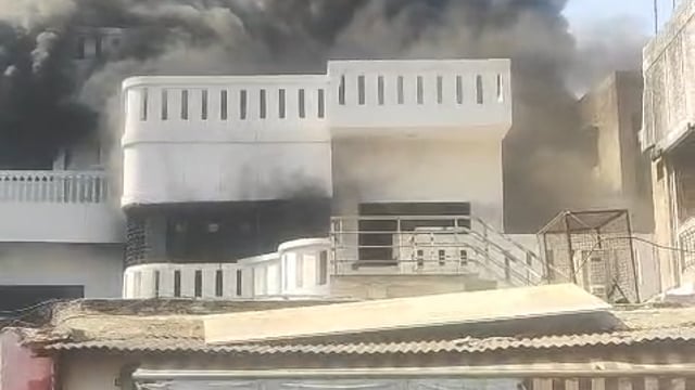 ़ आगरा के मंटोला में तीन मंजिला इमारत में लगी भीषण आग सूत्रों की माने तो इसमें जूता मैन्युफैक्चरिंग का काम चलता था