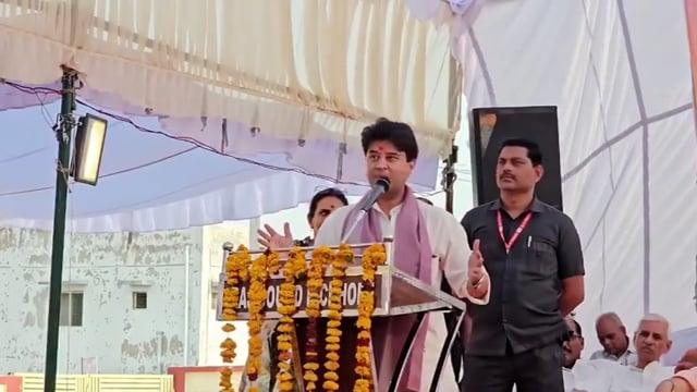 ➡️....संचार मंत्री की जेब में प्याज़ !
“न तो मेरी गाड़ी में AC चलता है और ना ही मैं AC के वातावरण में रहता हूँ… मैं तो जेब में प्याज़ लेकर चलता हूँ… जून के महीने 51 डिग्री भी गर्मी हो तो सिर पर पगड़ी बांधो और जेब में प्याज़ रख निकल जाओ कुछ नहीं होगा…”
संचार मंत्री अपनी जनसभा में गर्मी से बचने की पुरानी विधि बताते हुए