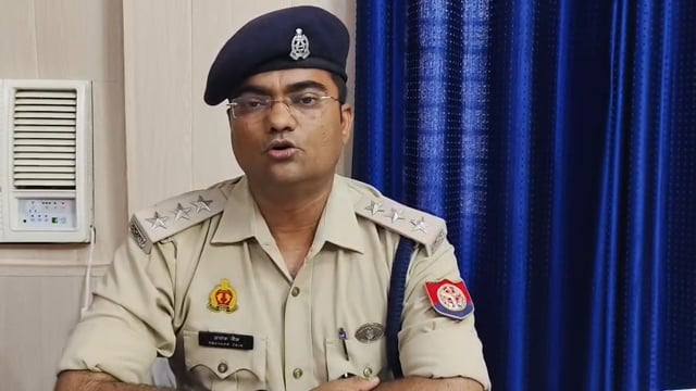 शाहजहांपुर: बारात में भुगतान विवाद, पुलिस से अभद्रता
मदनापुर थाना क्षेत्र के हैदलपुर गांव में बारात के दौरान बग्गी और बैंड के तय भुगतान को लेकर विवाद हो गया। सूचना पर पहुंची पीआरवी पुलिस के साथ कुछ बारातियों ने अभद्रता कर दी।