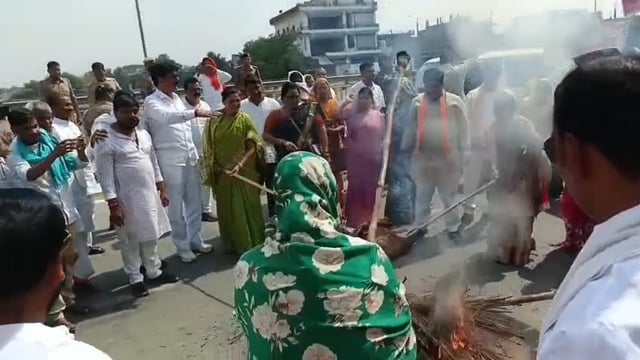 राहुल व अखिलेश पर महिला सांसदों में जमकर बरसाए लाठी, महिला आरक्षण को लेकर देखने को मिला आक्रोश